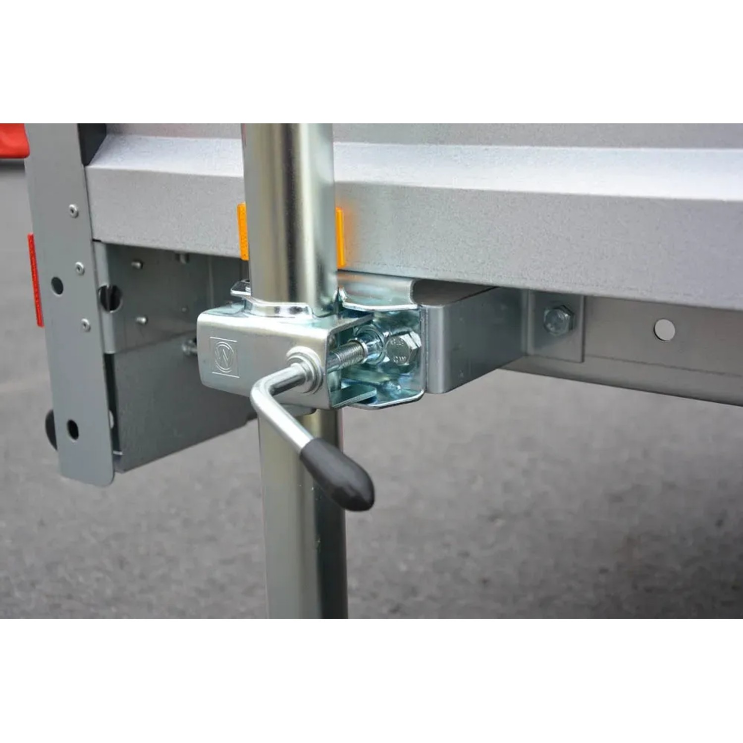 Detailaufnahme Stützrad am Stema Anhänger Basic 750 mit Gitteraufsatz.