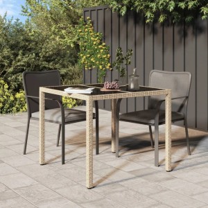Beiger vidaXL Gartentisch aus Poly Rattan mit Glasplatte, 90x90 cm, mit zwei Stühlen im Garten.