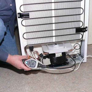 PCE Instruments Gasmessgerät LD 1 im Einsatz zur Lecksuche an einem Kühlschrank.