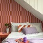 ESTAhome Vliestapete mit rosa und roten Streifen im Schlafzimmer. Dekorative Tapete für modernes Wohnen.