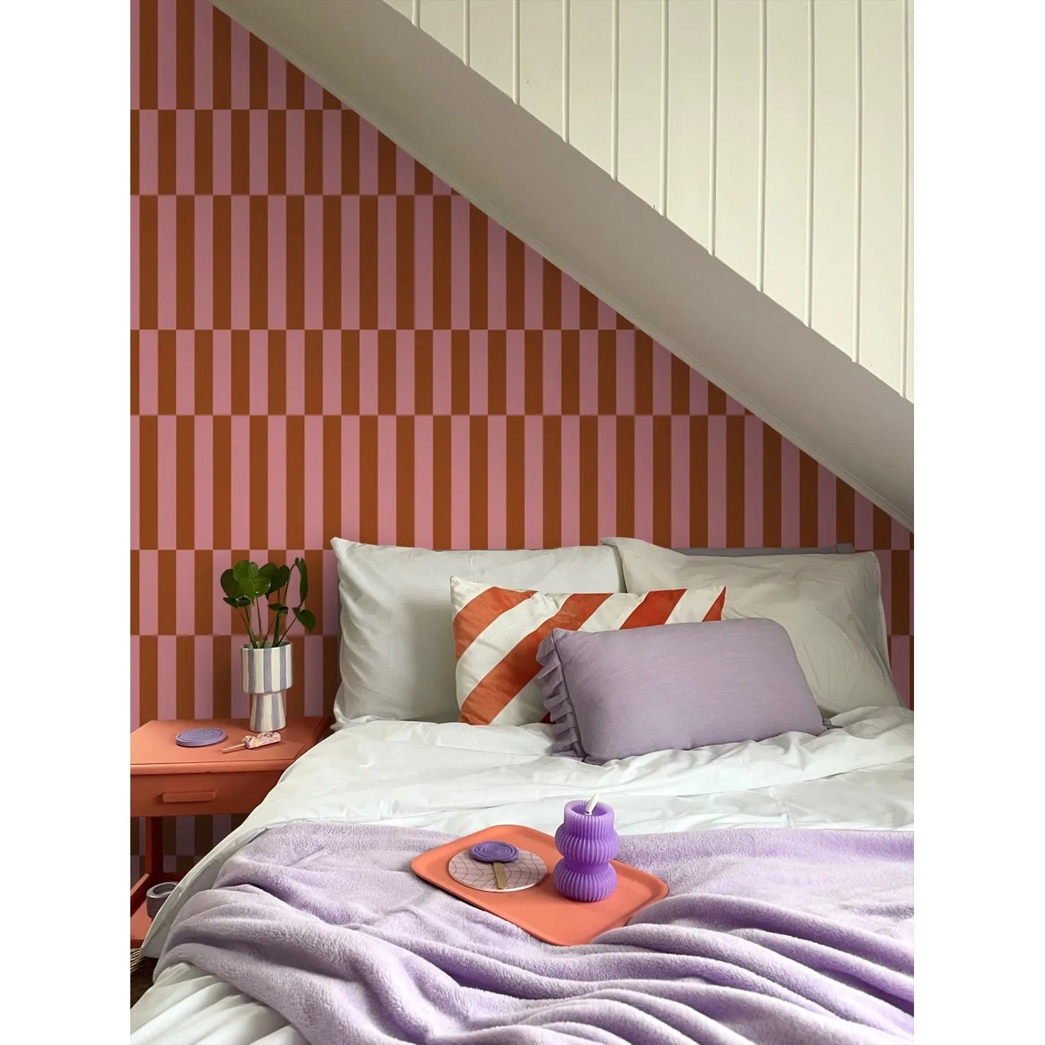 ESTAhome Vliestapete mit rosa und roten Streifen im Schlafzimmer. Dekorative Tapete für modernes Wohnen.