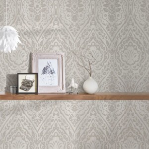 Bricoflor Landhaus Textiltapete in Grau mit floralem Barock Muster im Ess- und Schlafzimmer.