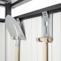 Innenansicht Biohort Gerätehaus: Spaten und Hammer an Werkzeughalterung.