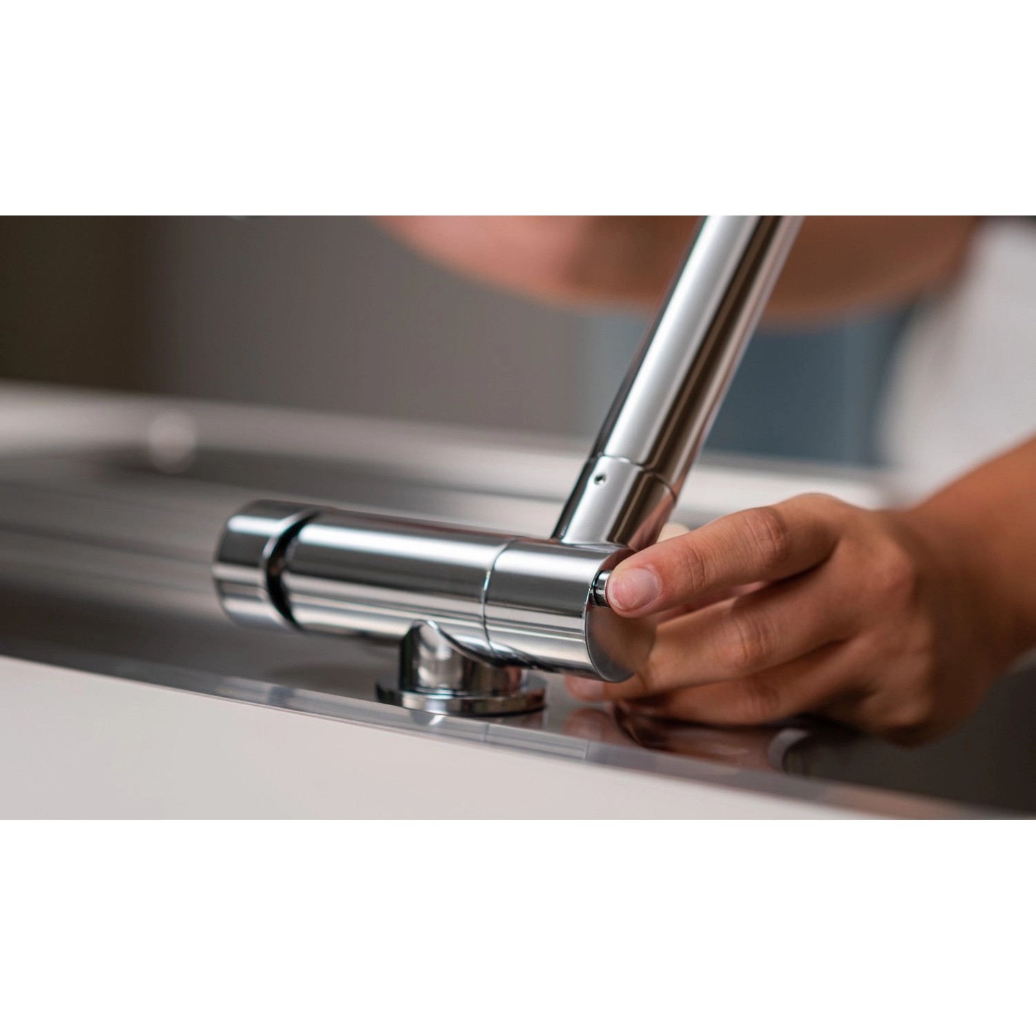 VIZIO Küchenarmatur für Vorfenster-Montage, verchromt, mit schwenkbarem Auslauf.