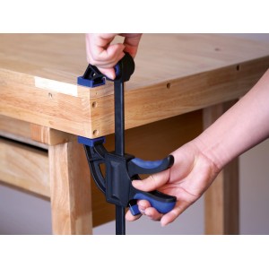 LUX Einhandzwinge im Einsatz: Werkstück wird gespannt. Spannwerkzeug für Heimwerker.