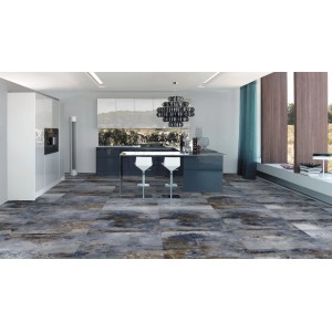 Verlegte blaue Feinsteinzeug Bodenfliese (60x60) in Marmoroptik im modernen Küchenambiente.