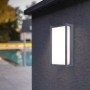Moderne Lutec LED-Außenwandleuchte Qubo, grauer Rahmen, warmweißes Licht.