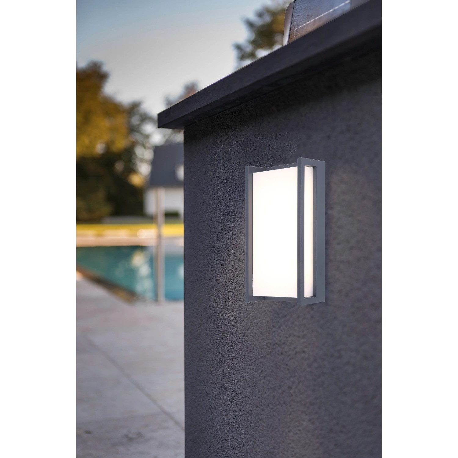 Moderne Lutec LED-Außenwandleuchte Qubo, grauer Rahmen, warmweißes Licht.