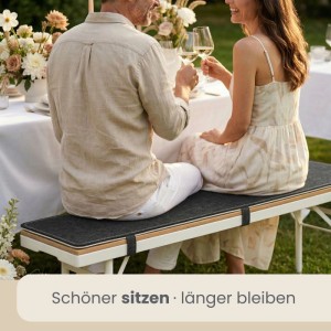 Paar sitzt auf anthrazitfarbenem Filz Bierbank Polster mit Klettverschluss im Garten. Bequeme Sitzkissen für Bierzeltgarnitur.
