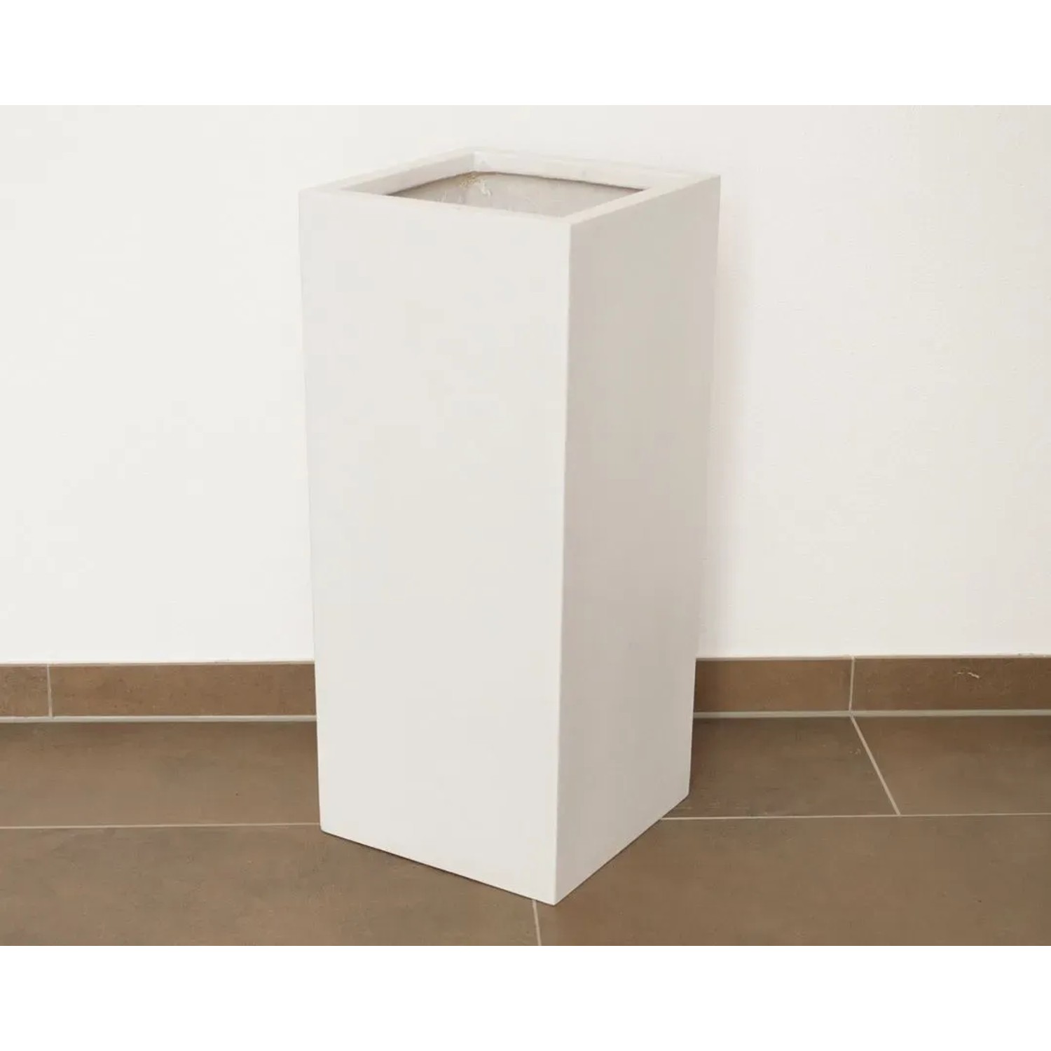 Eleganter, perlmutt-weißer Fiberglas Pflanzkübel Säule, 38x38x70cm, für Innen- und Außenbereich.