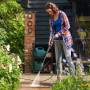 Frau reinigt Terrasse mit Bosch Hochdruckreiniger UniversalAquatak 125.