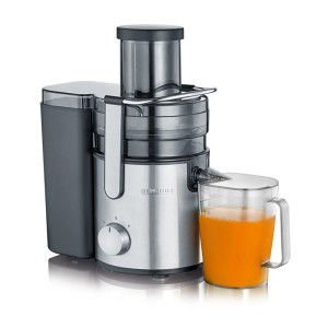 Severin Entsafter ES 3570 aus Edelstahl und Dunkelgrau, mit Saftkrug voller Orangensaft. Für Obst- und Gemüsesäfte.