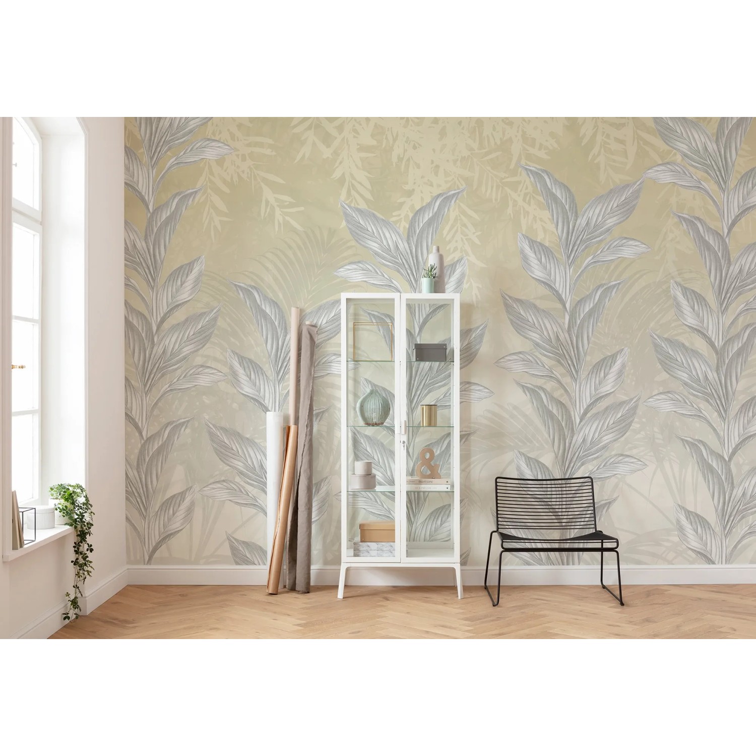 Komar Vliestapete Spring Frost, 350x250 cm, mit Pflanzenmuster in Beige und Grau.
