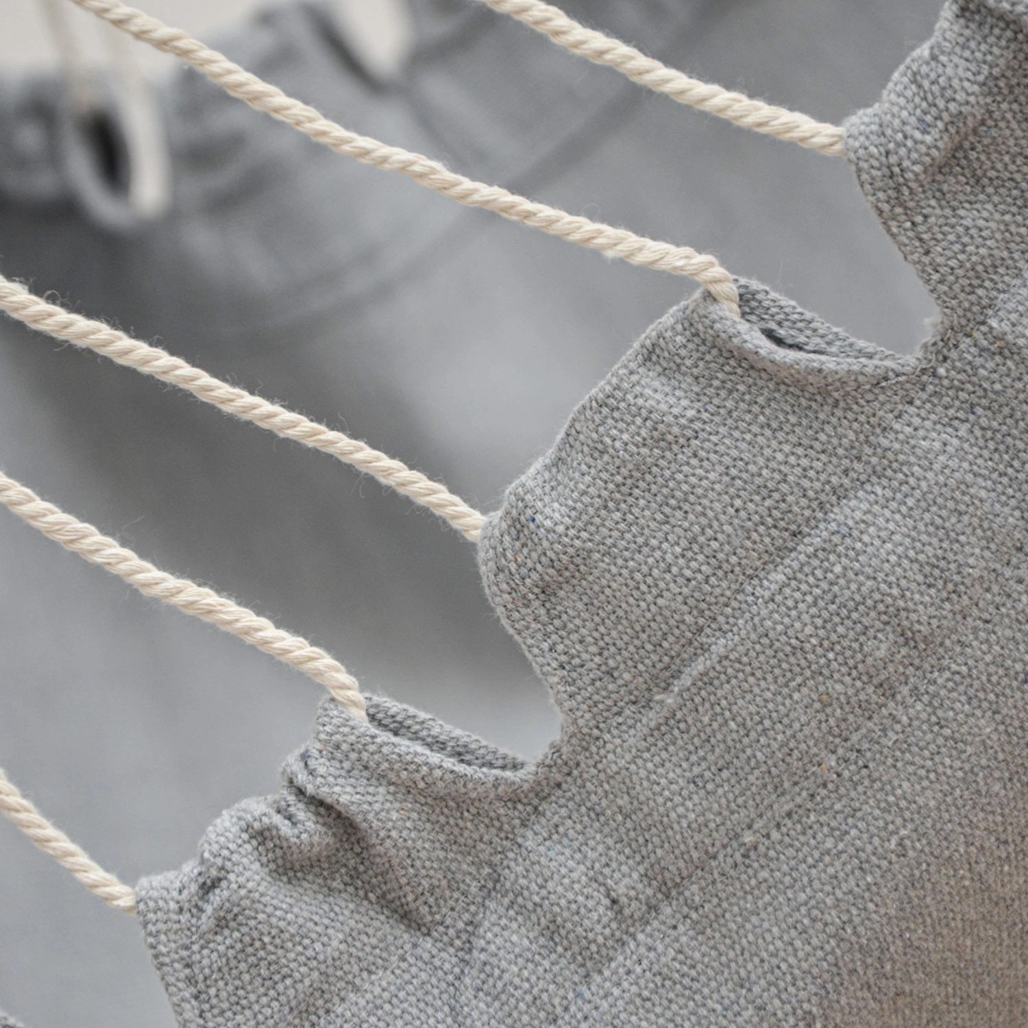 Detailaufnahme: Grauer AMANKA XL Hängesessel mit Seilaufhängung. Bequemer Schwebesessel für entspannte Stunden.