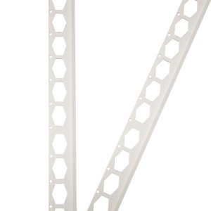 Weißes ProfileXXL Abschlussprofil, 2,5m Putzschiene aus PVC mit geriffelter Oberfläche und Aussparungen.