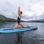 Bestway SUP Board Oceana Set: Frau macht Yoga auf dem Stand Up Paddle Board auf dem Wasser.