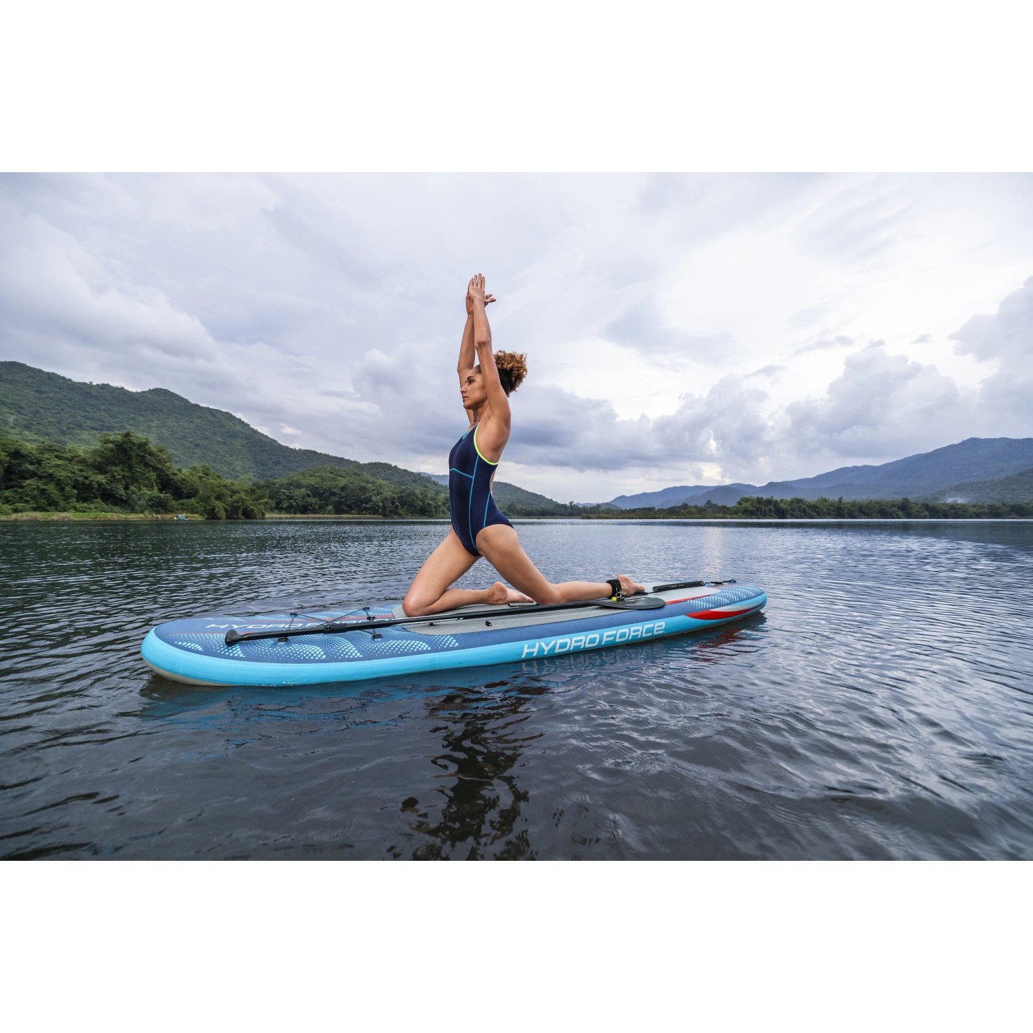Bestway SUP Board Oceana Set: Frau macht Yoga auf dem Stand Up Paddle Board auf dem Wasser.