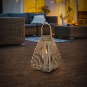 Holzfarbene Bambus Laterne (H 55cm) im Boho Stil mit Kerzenglas für gemütliche Lichtatmosphäre.
