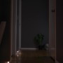 Mr.Beams Nachtlichter 2er-Pack im dunklen Flur, batteriebetrieben mit Sensor.