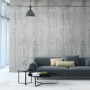 PROFHOME Fototapete in Betonoptik Grau/Grün hinter Sofa und Tisch.