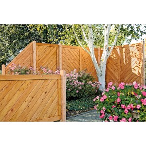 T&J Sichtschutzzaun Esbjerg aus Lärche, 180x180 cm, mit diagonalen Brettern und Blumen im Garten.