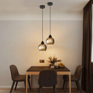 Zwei moderne NETTLIFE Pendelleuchten in Schwarz mit Rauchglas und Kristall über Esstisch. E27 Hängelampe für Wohnzimmer.