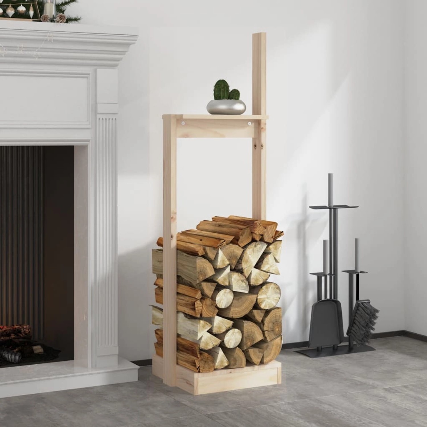 Kaminholzhalter aus Kiefernholz, gefüllt mit Holzscheiten, neben Kamin und Kaminbesteck.