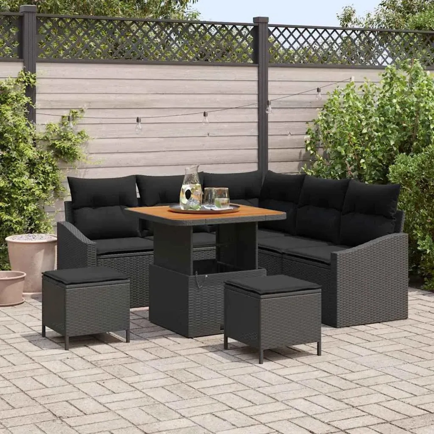8-teiliges Garten-Sofa-Set von vidaXL aus Poly Rattan mit schwarzen Kissen.