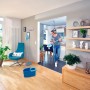 Frau wischt Boden mit Leifheit Clean Twist Disc Mop Ergo Reinigungsset, blauem Eimer und Wischmop.