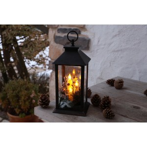 Schwarze LED Deko-Laterne Clara mit Kerzen und Tannenzapfen für stimmungsvolle Weihnachtsdekoration.