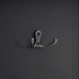 Detailaufnahme: Dunkelgraue MCW Wandgarderobe mit Metallhaken.