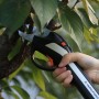 Yard Force Akku-Gartenschere im Einsatz zum Schneiden von Ästen, Teil des Vita Tool Box HX V06S Gartenhandgeräte Sets.