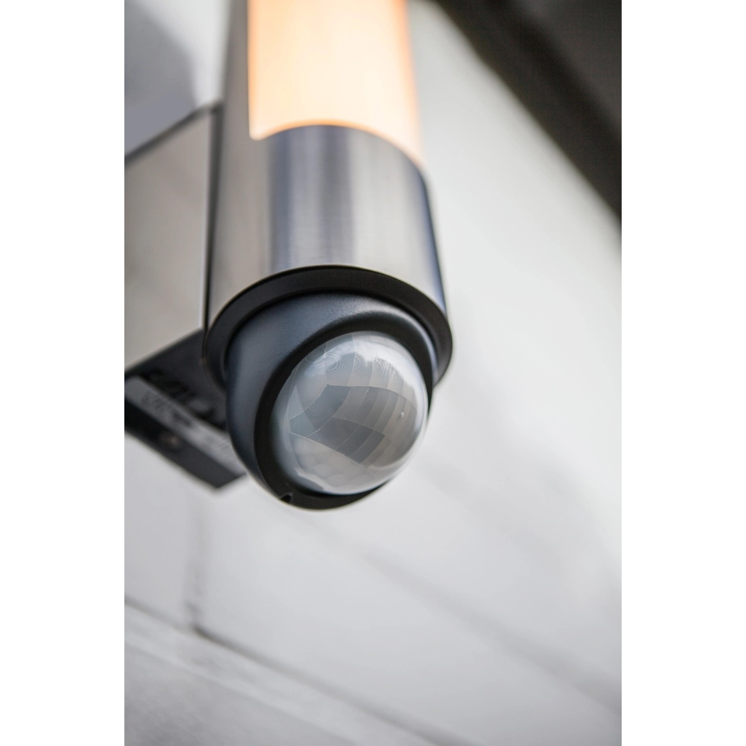 Lutec LED-Außenwandleuchte mit Bewegungsmelder, Edelstahl-Optik.