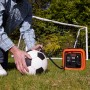 Black+Decker Luftpumpe ASI400 beim Aufpumpen eines Fußballs im Garten.