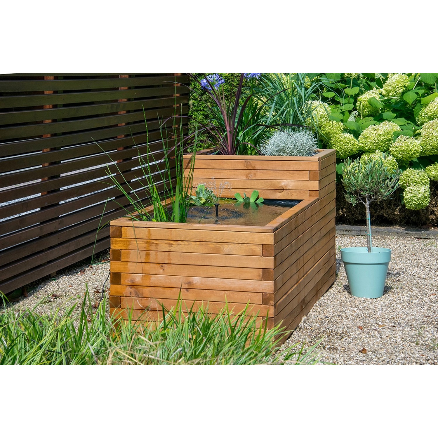 Dobar Gartenteich Superb aus Kiefernholz mit Teichfolie, braun, 180x78x80cm, im Garten.