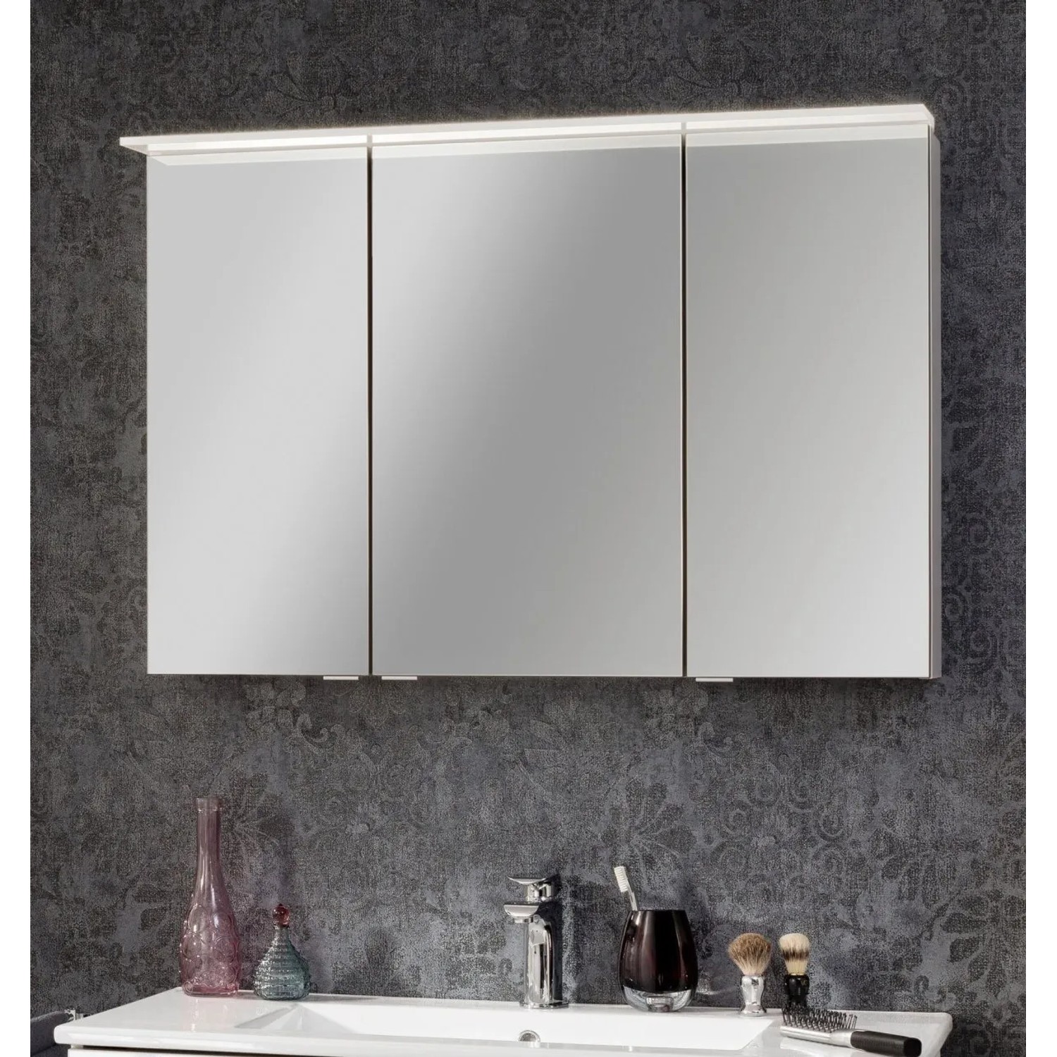 Fackelmann Spiegelschrank B.Perfekt, 100 cm, weiß, mit drei Spiegeltüren und Aufsatzleuchte.