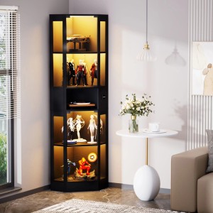 Schwarze Eck-Glasvitrine mit LED-Beleuchtung, gefüllt mit Sammlerstücken, in modernem Ambiente. Stilvolle Vitrine mit Stauraum.