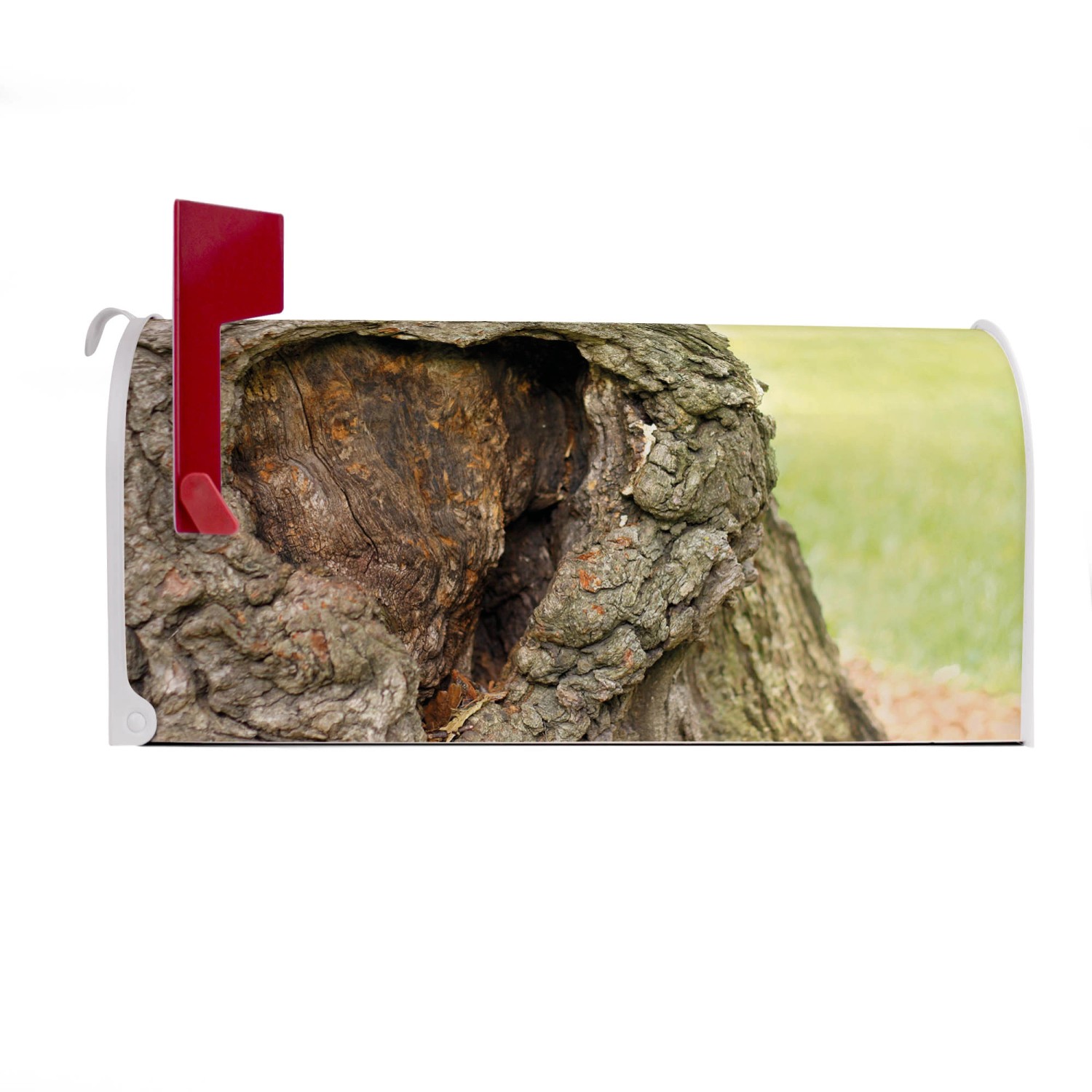 Weißer Banjado US Briefkasten mit Baumstumpf Motiv und roter Fahne.