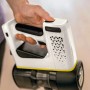 Hand hält weißen Kärcher Akku-Staubsauger VC 4 Cordless myHome.