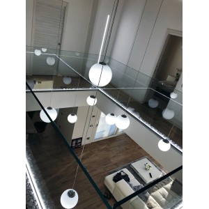 Moderne Luce Design Pendelleuchte City, 1-flammig, weiß-chrom, Ø 35 cm, in modernem Wohnraum.