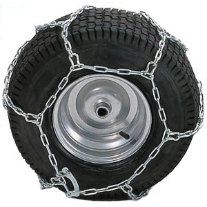 Al-Ko Schneeketten 18 am Rasentraktor-Reifen für besseren Halt im Winter.