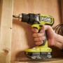 Ryobi Akku-Schlagbohrschrauber RPD18BL2-0 beim Bohren in Holz. Brushless, 18V, 95 Nm Drehmoment.