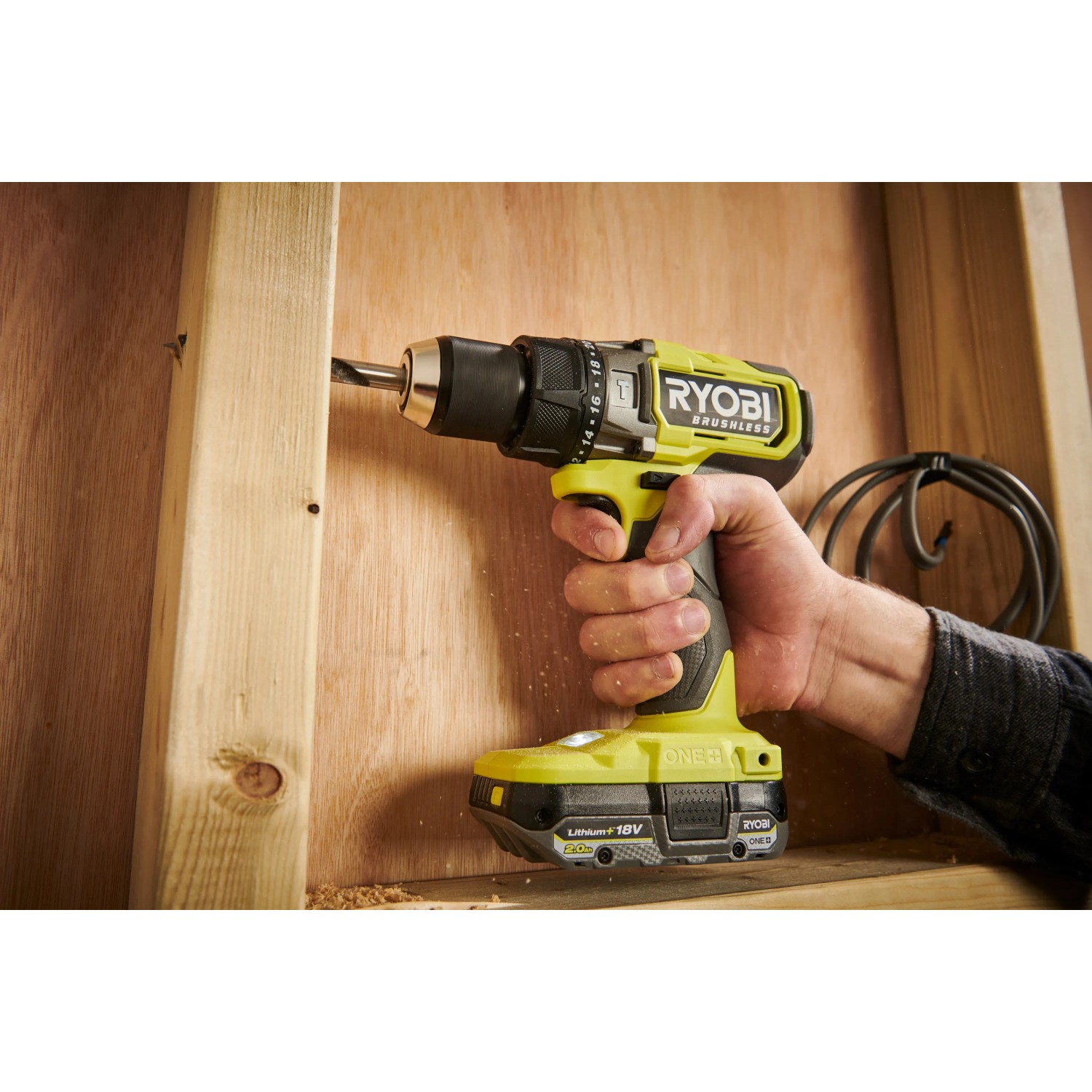 Ryobi Akku-Schlagbohrschrauber RPD18BL2-0 beim Bohren in Holz. Brushless, 18V, 95 Nm Drehmoment.