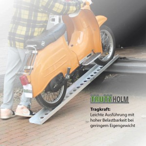 TRUTZHOLM Alu Auffahrschiene mit Motorrad beim Verladen auf einen Anhänger.