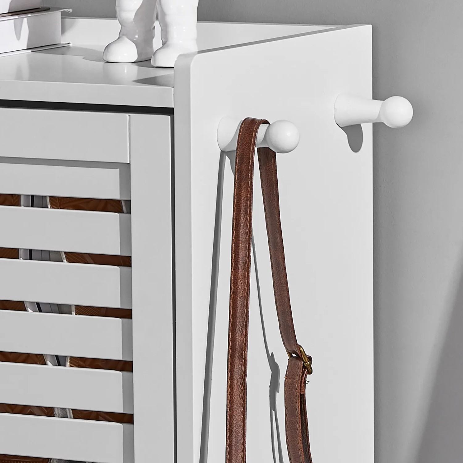 Detailansicht: Weißer SoBuy Schuhschrank mit 3 Klappen und Haken für Jacken.