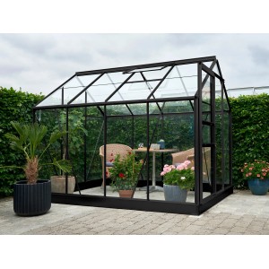 Schwarzes Halls Gewächshaus Popular 86 mit Pflanzen und Tischgruppe, 5 m² inkl. Fundamentrahmen.