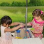 Sand- und Wassertisch Delta mit Sonnenschirm: Kinder spielen mit Sand und Förmchen im Garten.
