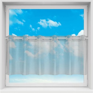 Graue Bistrogardine Noella mit Ösen, 160x45 cm, am Fenster mit blauem Himmel im Hintergrund.