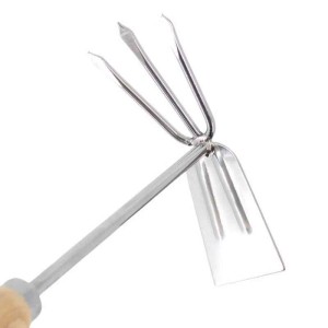Galaflor Doppelhacke aus glänzendem Edelstahl mit 3 Zinken und flacher Klinge, robustem Holzgriff für Bodenbearbeitung.