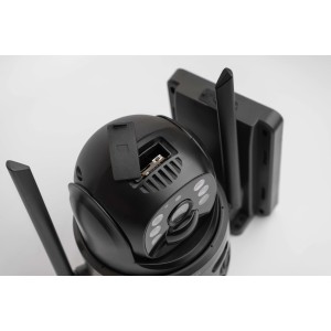 Technaxx 4G Dual Kamera TX-329 Outdoor mit Solarpanel und Antennen, Nahansicht.